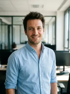 Homme en chemise bleue dans un bureau vitré